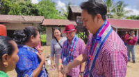 Calon bupati dan wakil bupati, Sahadi dan Alexander Edmond (Diamond) nomor urut 3 saat berkampanye di kampung Muara Mujan dan kampung Kelubaq kecamatan Tering Kutai Barat
