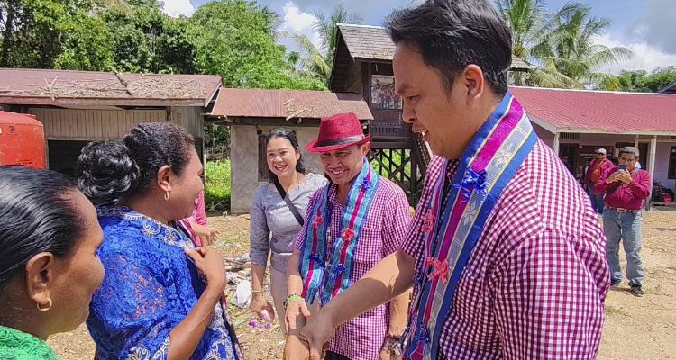 Calon bupati dan wakil bupati, Sahadi dan Alexander Edmond (Diamond) nomor urut 3 saat berkampanye di kampung Muara Mujan dan kampung Kelubaq kecamatan Tering Kutai Barat