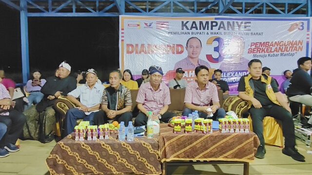 Calon bupati dan wakil bupati, Sahadi dan Alexander Edmond (Diamond) nomor urut 3 tutup kampanye pamungkas di kampung Sri Mulyo kecamatan Sekolaq Darat Kutai Barat, Sabtu (23/11/2024) malam