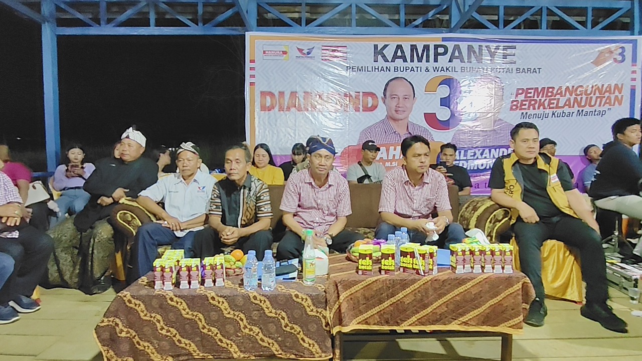 Calon bupati dan wakil bupati, Sahadi dan Alexander Edmond (Diamond) nomor urut 3 tutup kampanye pamungkas di kampung Sri Mulyo kecamatan Sekolaq Darat Kutai Barat, Sabtu (23/11/2024) malam