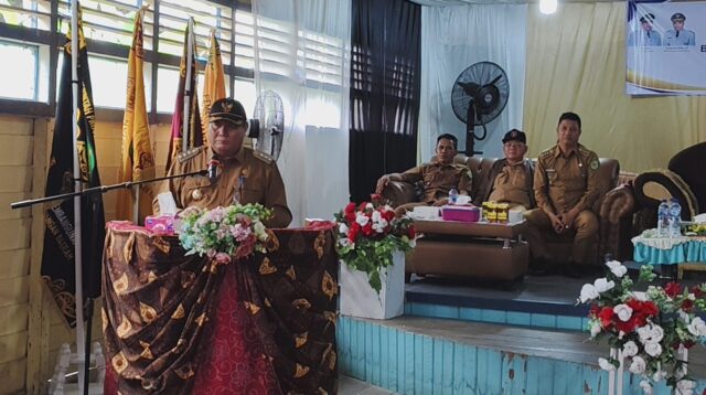 Bupati Kutai Barat, Fx Yapan saat menghadiri pengukuhan BPK Se-kecamatan Penyinggahan