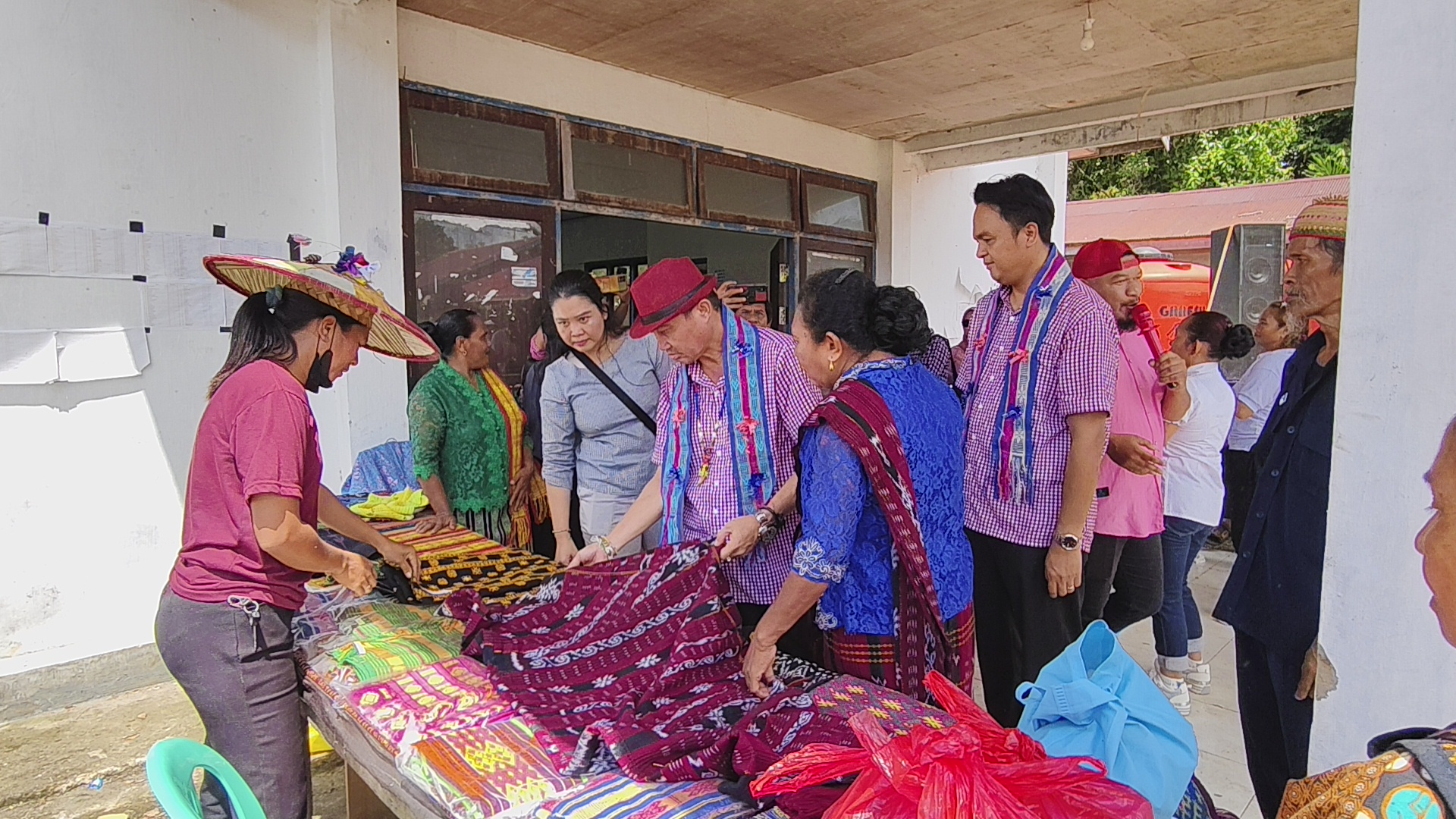 Sahadi - Momon bersama warga NTT kampung Kelubaq kecamatan Tering