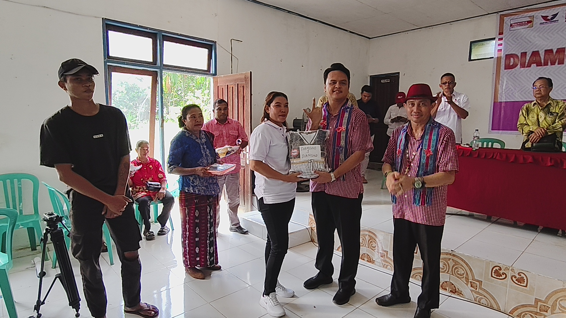 Calon bupati dan wakil bupati, Sahadi dan Alexander Edmond (Diamond) nomor urut 3 serahkan bantuan olahraga di kampung Kelubaq kec Tering
