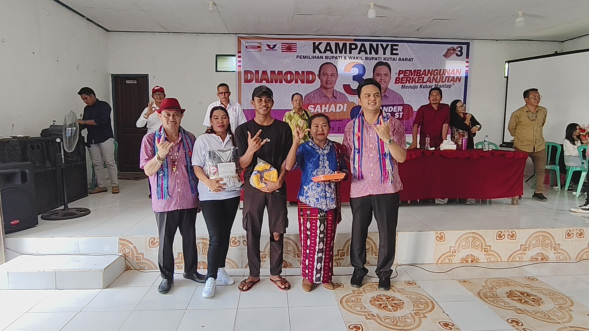 Calon bupati dan wakil bupati, Sahadi dan Alexander Edmond (Diamond) nomor urut 3 saat berkampanye di kampung Kelubaq kec Tering