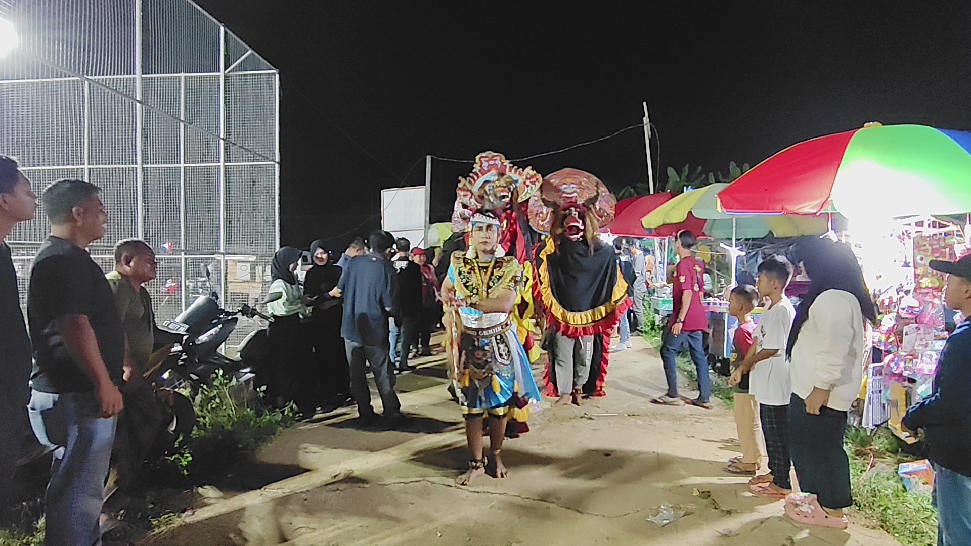 Kedatangan paslon Diamond di kawal penari kuda lumping menuju panggung kehormatan