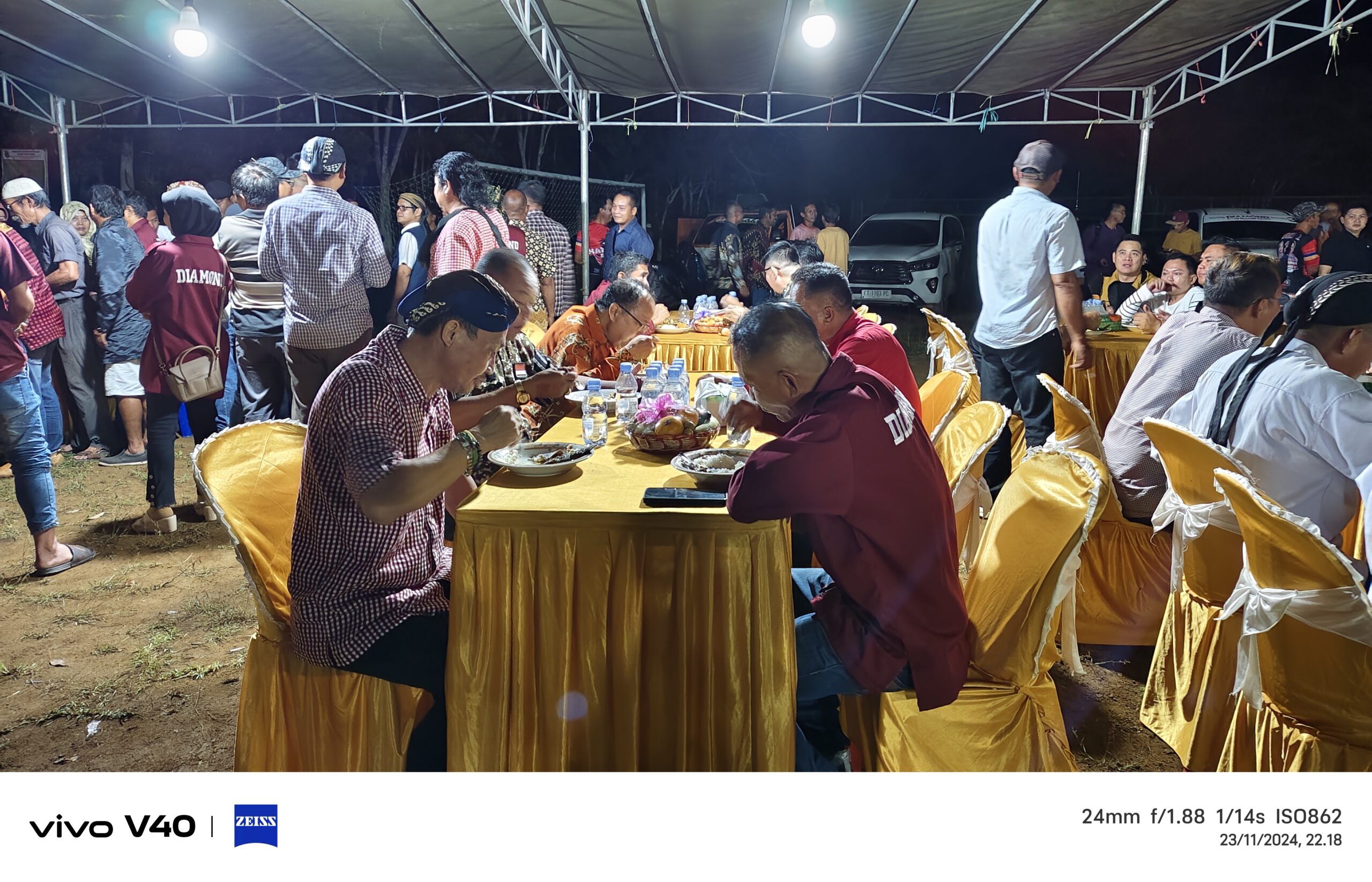 Calon bupati, Sahadi bersama sponsor tunggal Adi Walet di acara penutup seluruh kampanye 