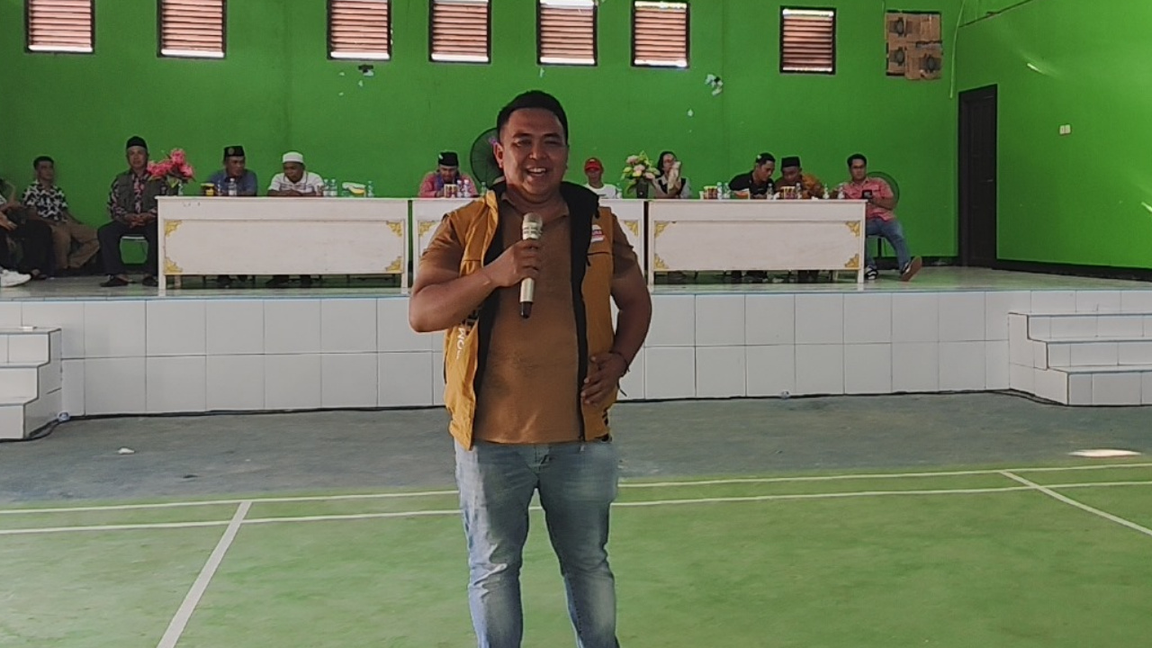 Ketua DPC Partai Hanura Kutai Barat, H. Aula saat berorasi di Kecamatan Bongan, Jumat (22/11/2024)