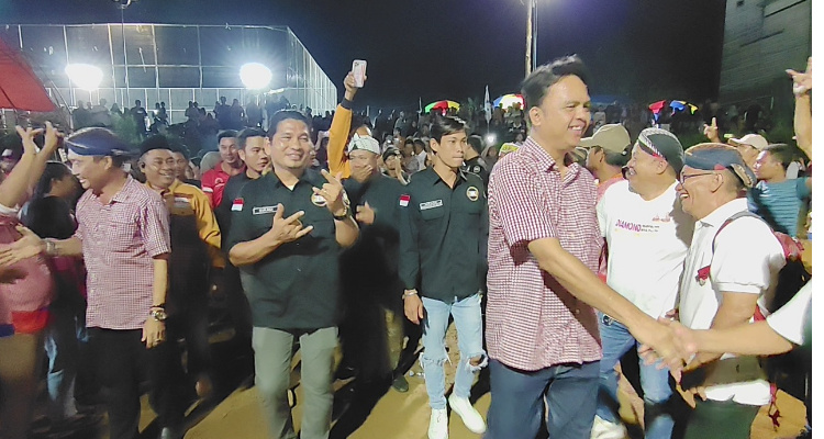 Diamond di sambut saat menuju panggung kehormatan