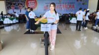 Mona Raih Sepeda Gunung Senilai Rp6 Juta di Peringatan Hakordia 2024 di Alun-alun Itho komplek perkantoran bupati Kutai Barat Jumat (6/12/2024)