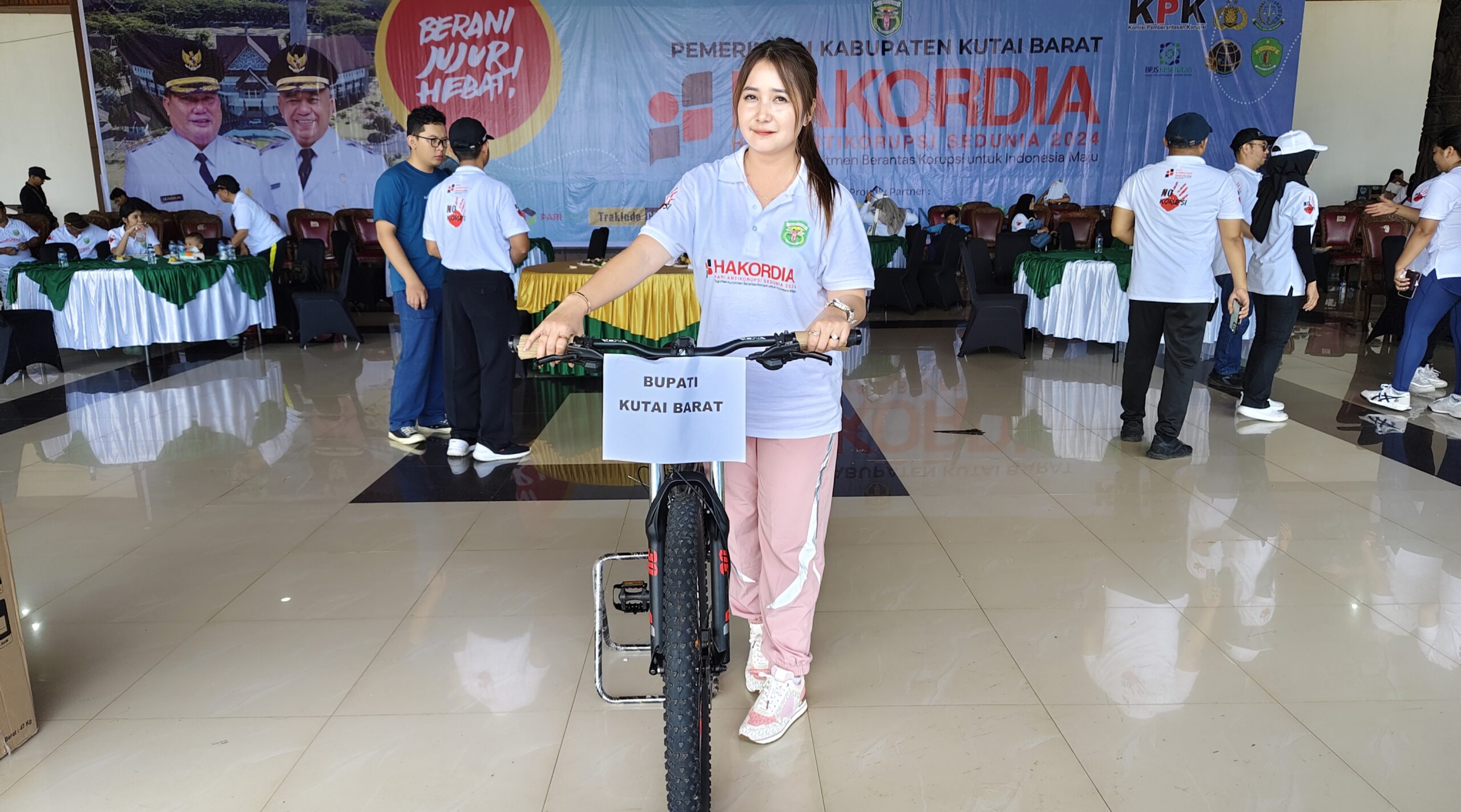 Mona Raih Sepeda Gunung Senilai Rp6 Juta di Peringatan Hakordia 2024 di Alun-alun Itho komplek perkantoran bupati Kutai Barat Jumat (6/12/2024)