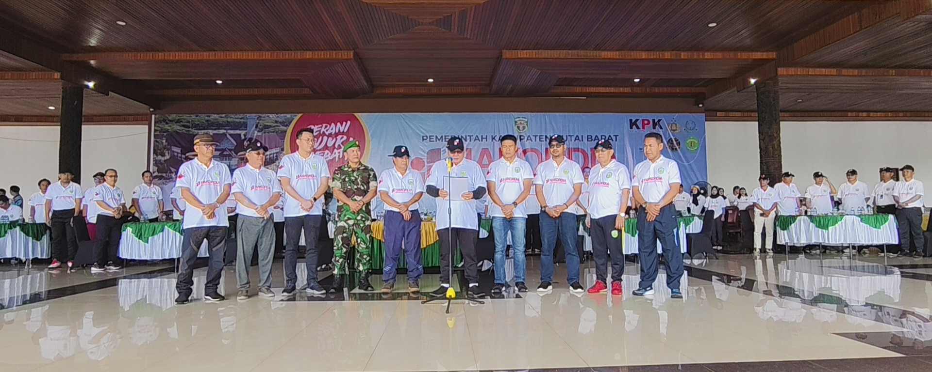 Bupati Kutai Barat, Fx Yapan bersama forkopimda deklarasikan komitmen bersama untuk menegakkan integritas, mencegah dan memberantas korupsi, meningkatkan transparansi dan akuntabilitas, membangun budaya anti korupsi, mengutamakan pelayanan publik yang bebas korupsi, mendukung penegakkan hukum yang tegas dan berkeadilan bersinergi untuk Indonesia Maju 