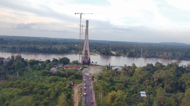 Jembatan Aji Tulur Jejangkat (ATJ) yang mangkrak di era mantan Bupati Kutai Barat dua periode, Ismail Thomas. Senin (30/12/2024)