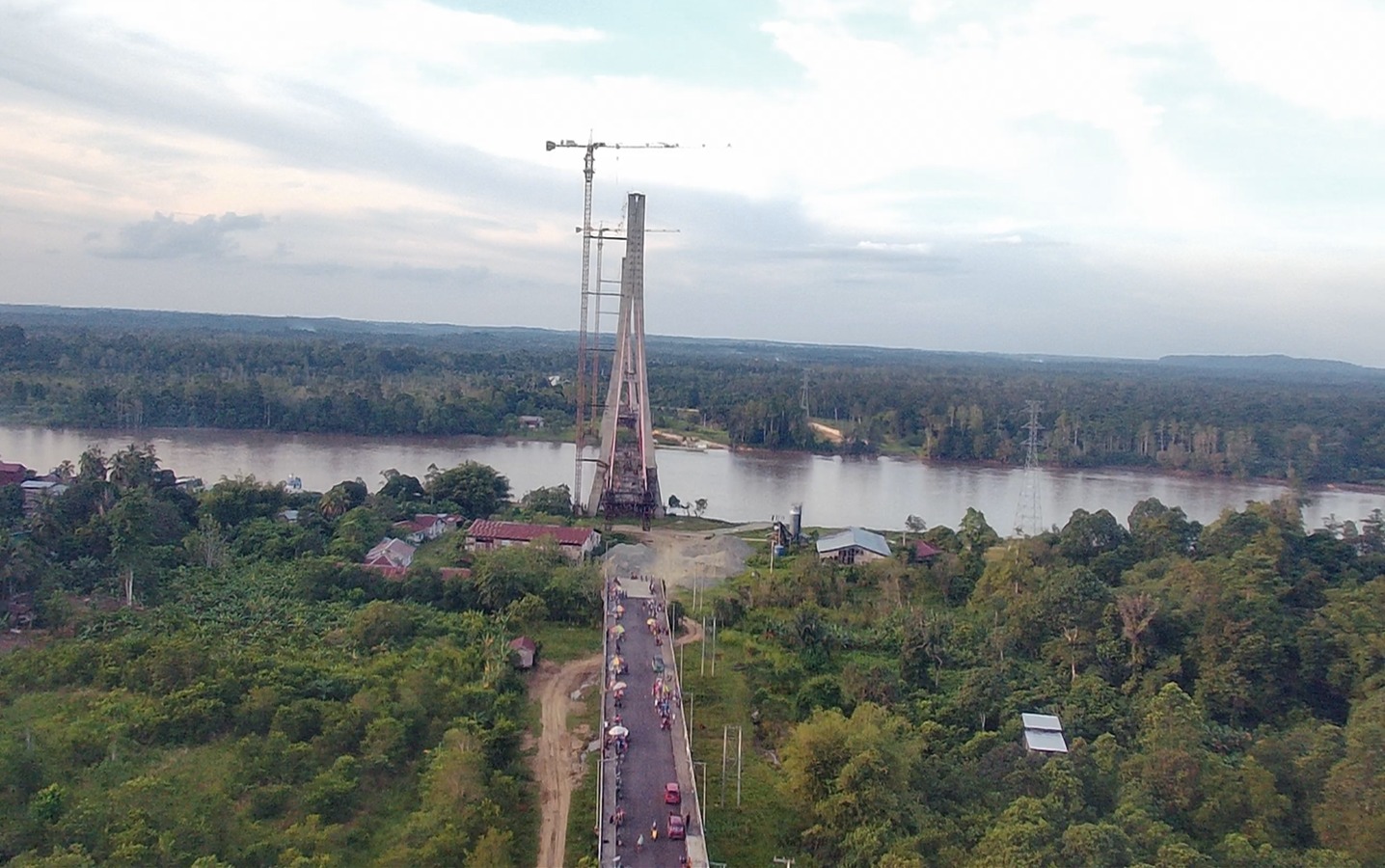 Jembatan Aji Tulur Jejangkat (ATJ) yang mangkrak di era mantan Bupati Kutai Barat dua periode, Ismail Thomas. Senin (30/12/2024)
