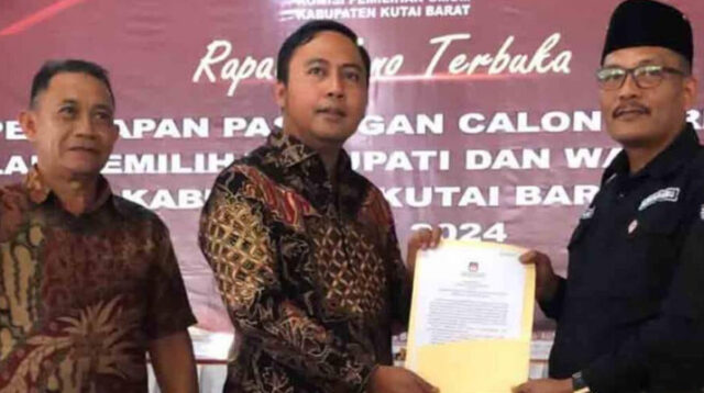 Frederick Edwin dan Nanang Adriani, saat menerima SK Penetapan Bupati dan Wakil Bupati Terpilih Kabupaten Kutai Barat periode 2025 - 2030 di Hotel Sidodadi, Kamis (09/01/2025).