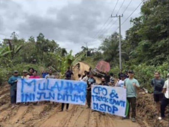 Warga Bentian Besar portal jalan nasional