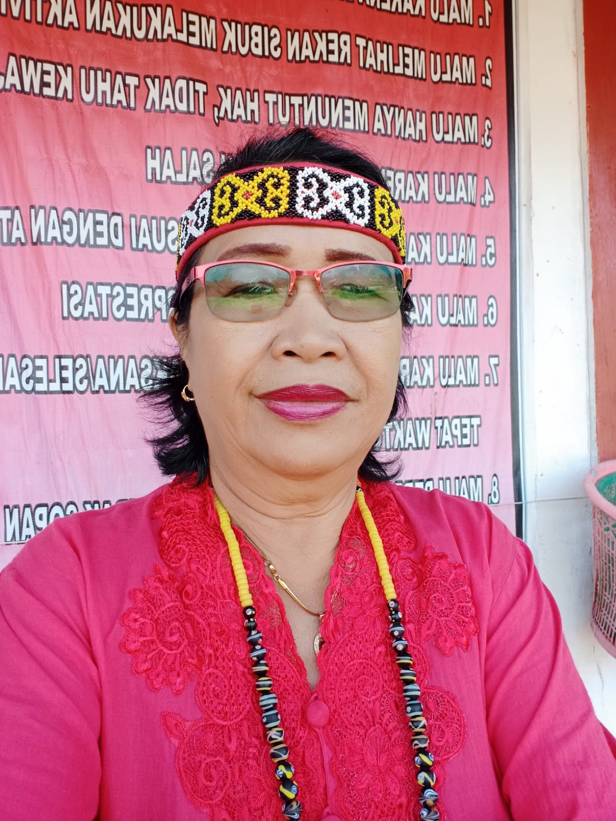 Rusma, warga Bentian Besar desak perusahaan kelapa sawit dan pemerintah agar memperbaiki jalan yang rusak parah, Kamis (30/1/2025)