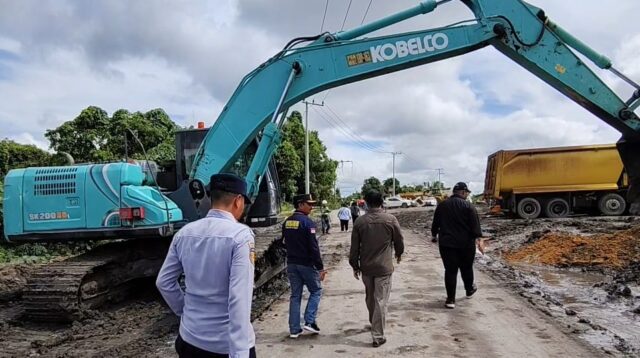 Tim GAKOM DPRD Kutai Barat Sidak di PT Mook Manor Bulant Lestari. Tampak Exavator PT MBL sedang beroperasi di jalan PU dan Workshop di pinggir jalan PU (DMJ)