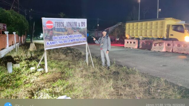 Spanduk larangan Truk angkutan Batu bara ilegal melintas di jalan Belempung Ulaq kecamatan Sekolaq Darat, Minggu (23/2/2025)