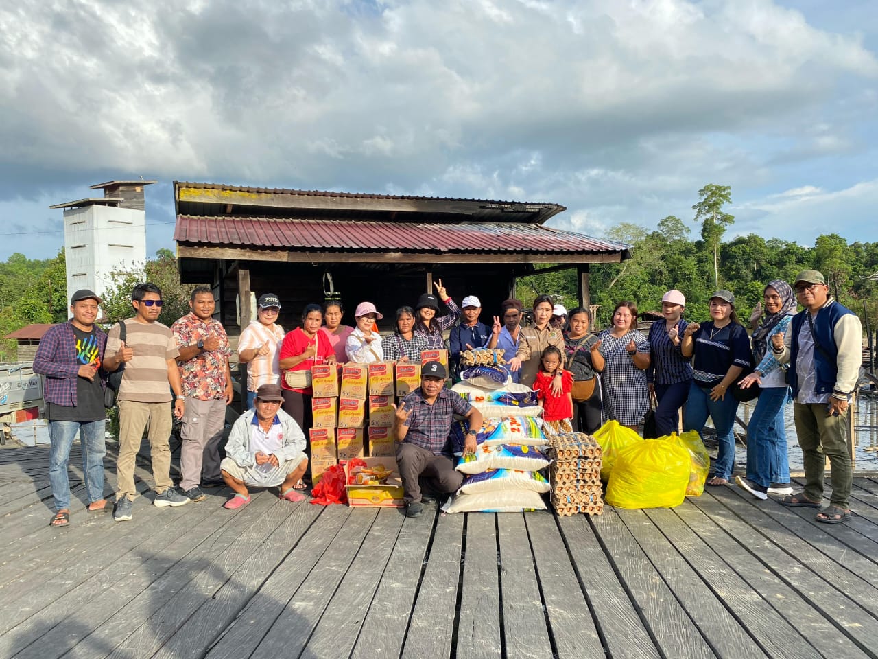 Anggota DPRD Prov Kaltim Yonavia salurkan bantuan pribadi untuk warga korban Kebakaran yang terjadi di Kampung Sempant pada 17 Maret 2025. Telah menghanguskan 16 rumah warga dan 9 sarang walet rata dengan tanah akibat amukan si jago merah. Penulis: Johansyah