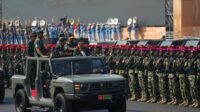 Panglima TNI Jenderal TNI Agus Subiyanto meninjau langsung geladi Upacara Gelar Pasukan Operasional dan Kehormatan Militer di Lanud Suparlan, Pusdiklatpassus Kopassus, Batujajar, Bandung, Jawa Barat, Selasa (5/8/2025). Peninjauan ini dilakukan untuk memastikan kesiapan maksimal seluruh personel dan rangkaian atraksi militer menjelang pelaksanaan upacara resmi.