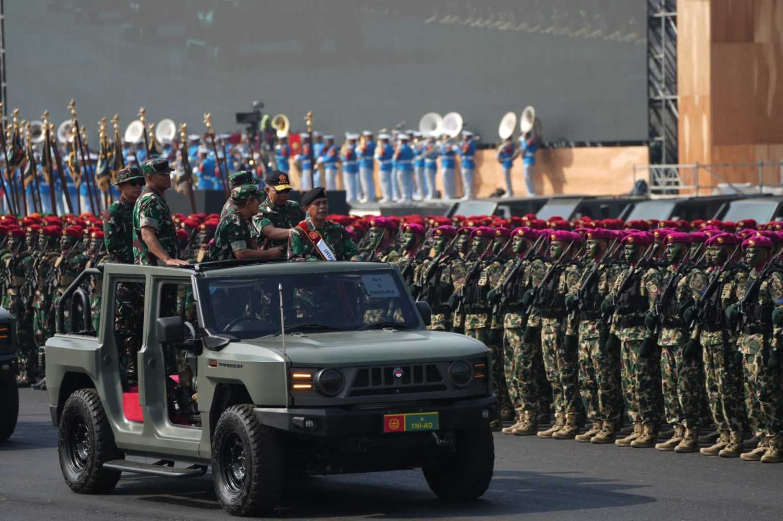 Panglima TNI Jenderal TNI Agus Subiyanto meninjau langsung geladi Upacara Gelar Pasukan Operasional dan Kehormatan Militer di Lanud Suparlan, Pusdiklatpassus Kopassus, Batujajar, Bandung, Jawa Barat, Selasa (5/8/2025). Peninjauan ini dilakukan untuk memastikan kesiapan maksimal seluruh personel dan rangkaian atraksi militer menjelang pelaksanaan upacara resmi.