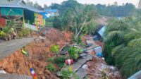 Keterangan foto: Kondisi tiga unit rumah warga yang rusak akibat longsor di RT 001 Kampung Muara Bunyut, Kecamatan Melak, Kabupaten Kutai Barat, Sabtu (2/8/2025) dini hari. Longsor juga menyebabkan akses jalan utama di wilayah tersebut terputus. (Reportaseexpose,com. Penulis: Johansyah)