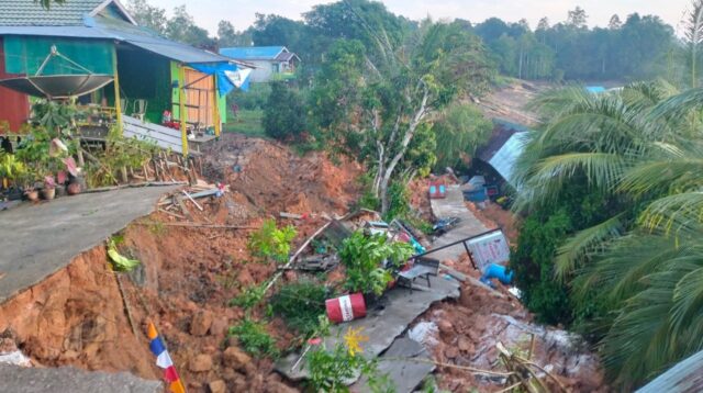 Keterangan foto: Kondisi tiga unit rumah warga yang rusak akibat longsor di RT 001 Kampung Muara Bunyut, Kecamatan Melak, Kabupaten Kutai Barat, Sabtu (2/8/2025) dini hari. Longsor juga menyebabkan akses jalan utama di wilayah tersebut terputus. (Reportaseexpose,com. Penulis: Johansyah)