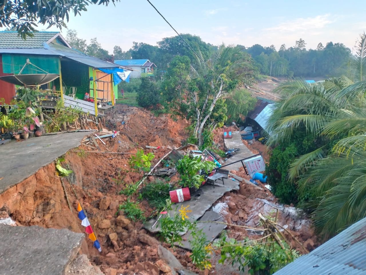 Keterangan foto: Kondisi tiga unit rumah warga yang rusak akibat longsor di RT 001 Kampung Muara Bunyut, Kecamatan Melak, Kabupaten Kutai Barat, Sabtu (2/8/2025) dini hari. Longsor juga menyebabkan akses jalan utama di wilayah tersebut terputus. (Reportaseexpose,com. Penulis: Johansyah)