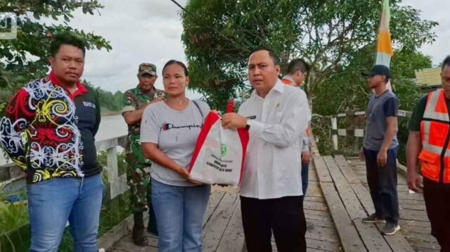 Bupati Kutai Barat, Frederick Edwin, bersama Wakil Bupati H. Nanang Adriani, meninjau langsung lokasi longsor di Muara Bunyut, Kecamatan Melak, Sabtu (2/8/2025). Dalam kesempatan tersebut, ia menyerahkan bantuan sosial kepada korban musibah, sebagai bentuk respons cepat dan kepedulian Pemkab terhadap warga terdampak bencana. Penulis: Johansyah