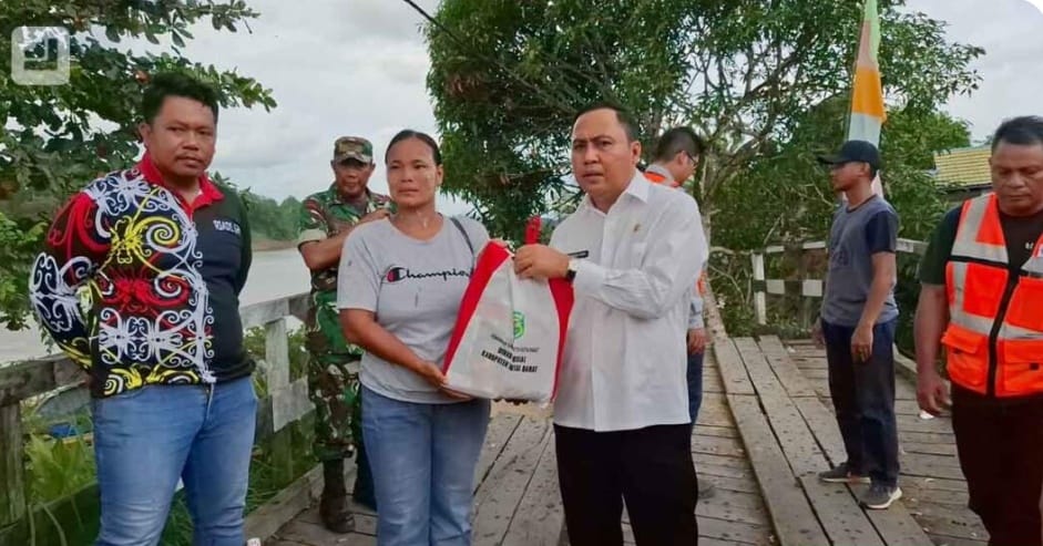 Bupati Kutai Barat, Frederick Edwin, bersama Wakil Bupati H. Nanang Adriani, meninjau langsung lokasi longsor di Muara Bunyut, Kecamatan Melak, Sabtu (2/8/2025). Dalam kesempatan tersebut, ia menyerahkan bantuan sosial kepada korban musibah, sebagai bentuk respons cepat dan kepedulian Pemkab terhadap warga terdampak bencana. Penulis: Johansyah