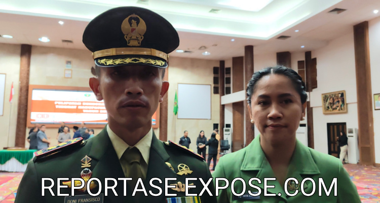 Komandan Kodim (Dandim) 0912/Kutai Barat, Letkol Inf Doni Fransisco di damping ibu Tata Doni usai mengikuti acara pelipatan Bendera Merah Putih tingkat Kabupaten Kutai Barat Tahun 2025 di ruangan Aji Tullur Jejangkat (ATJ) Kantor Bupati Kutai Barat, Sabtu (16/08/2025) malam. Penulis: Johansyah