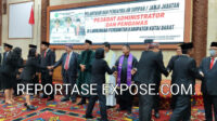 Keterangan foto:Bupati Kutai Barat, Frederick Edwin, dan Wakil Bupati, Nanang Adriani, berfoto bersama usai pelantikan pejabat di lingkungan Pemerintah Kabupaten Kutai Barat yang berlangsung di Auditorium Aji Tullur Jejangkat (ATJ), Barong Tongkok, Jumat (22/8/2025). Penulis: Johansyah.
