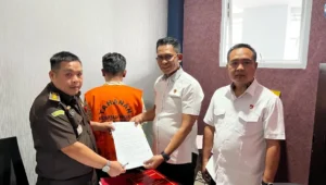 📸 Keterangan Foto: Penyidik Direktorat Reserse Kriminal Khusus (Ditreskrimsus) Polda Kalimantan Timur secara resmi menyerahkan berkas perkara kasus dugaan penggelapan dokumen penting milik PT BAR, sebuah perusahaan kontraktor pertambangan, kepada Kejaksaan Tinggi Kalimantan Timur. (Dok. Polda Kaltim)