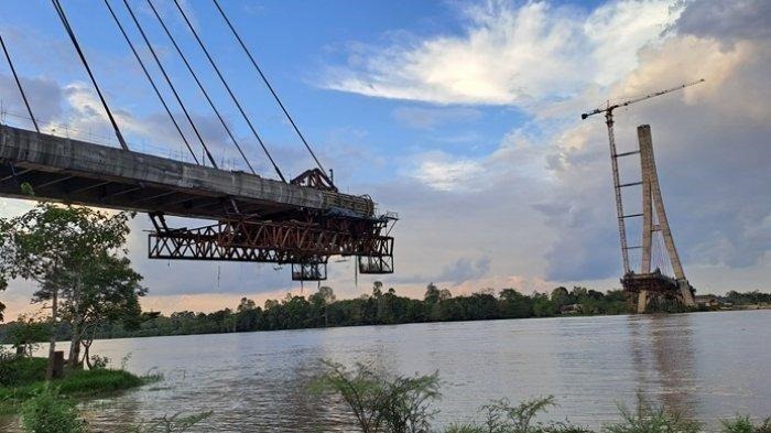 Keterangan gambar: Jembatan Aji Tulur Jejangkat (ATJ) yang mangkrak sejak 2015 era Bupati Kutai Barat dua periode, Ismael Thomas