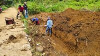 Petugas teknis PDAM tengah melakukan perbaikan kebocoran pipa induk akibat kegiatan proyek rumah warga menggunakan excavator di Kampung Sekolaq Joleq Kecamatan Sekolaq Darat Kutai Barat, Foto Johansyah, Selasa (23/09/2025)