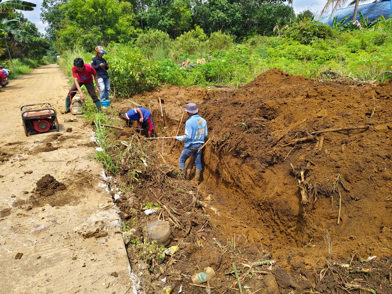 Petugas teknis PDAM tengah melakukan perbaikan kebocoran pipa induk akibat kegiatan proyek rumah warga menggunakan excavator di Kampung Sekolaq Joleq Kecamatan Sekolaq Darat Kutai Barat, Foto Johansyah, Selasa (23/09/2025)
