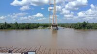 Keterangan Foto: Jembatan Aji Tulur Jejangkat (ATJ), salah satu proyek multiyears tahun 2012–2015 yang berlokasi di Kelurahan Melak Ilir, Kutai Barat. Proyek ini telah mangkrak sejak tahun 2015 dan hingga kini belum menunjukkan kejelasan kelanjutan pembangunan. Penulis: Johansyah | Tanggal: 25 September 2025