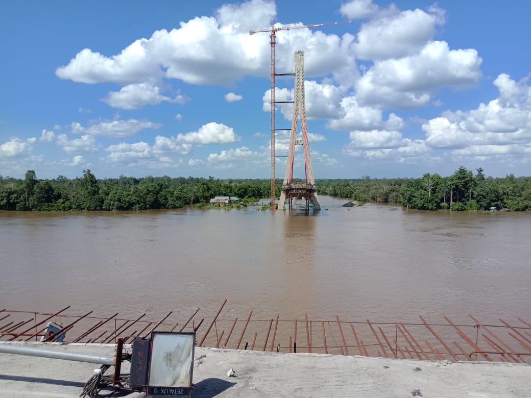 Keterangan Foto: Jembatan Aji Tulur Jejangkat (ATJ), salah satu proyek multiyears tahun 2012–2015 yang berlokasi di Kelurahan Melak Ilir, Kutai Barat. Proyek ini telah mangkrak sejak tahun 2015 dan hingga kini belum menunjukkan kejelasan kelanjutan pembangunan. Penulis: Johansyah | Tanggal: 25 September 2025