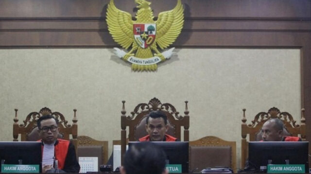 Mantan Menteri Perdagangan Tom Lembong usai mengikuti sidang perkara korupsi importasi gula di Pengadilan Tipikor Jakarta.