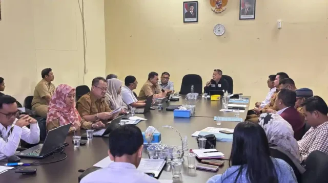Anggota DPD/MPR RI Dapil Kalimantan Timur, Yulianus Henock Sumual, memimpin Rapat Dengar Pendapat (RDP) terkait permasalahan masyarakat dengan PT Bina Insan Sukses Mandiri (BISM) di Kabupaten Kutai Barat (Kubar), Senin (15/12/2025). Penulis: Johansyah