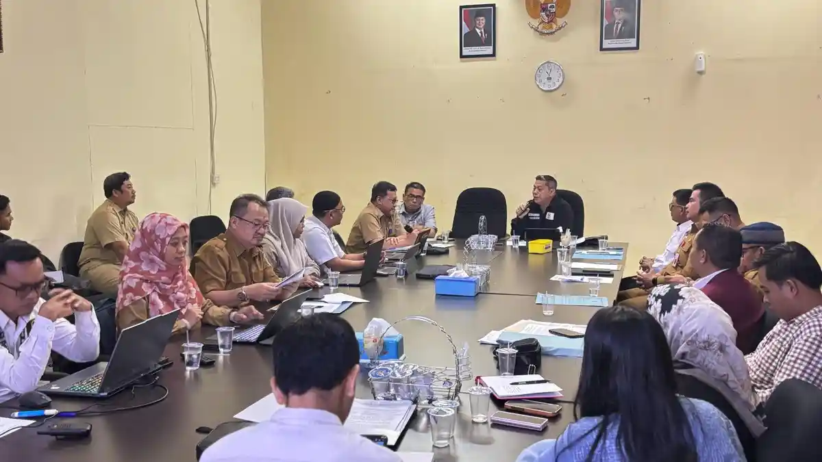 Anggota DPD/MPR RI Dapil Kalimantan Timur, Yulianus Henock Sumual, memimpin Rapat Dengar Pendapat (RDP) terkait permasalahan masyarakat dengan PT Bina Insan Sukses Mandiri (BISM) di Kabupaten Kutai Barat (Kubar), Senin (15/12/2025). Penulis: Johansyah