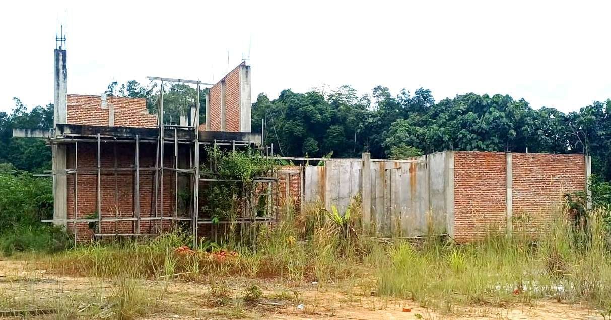 Kondisi fisik UPT Puskesmas Dilang Puti yang mangkrak sejak 2023. Masyarakat Bentian Besar meminta transparansi anggaran dan audit menyeluruh oleh Pemkab Kutai Barat.