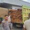 Keterangan foto: Ratusan batang kayu ulin tanpa dokumen resmi diamankan aparat kehutanan usai operasi tangkap tangan di Hutan Desa Besiq, Kutai Barat. Kayu tersebut diduga kuat merupakan hasil tindak pidana illegal logging. Kamis (29/1/2026) Penulis : Johansyah