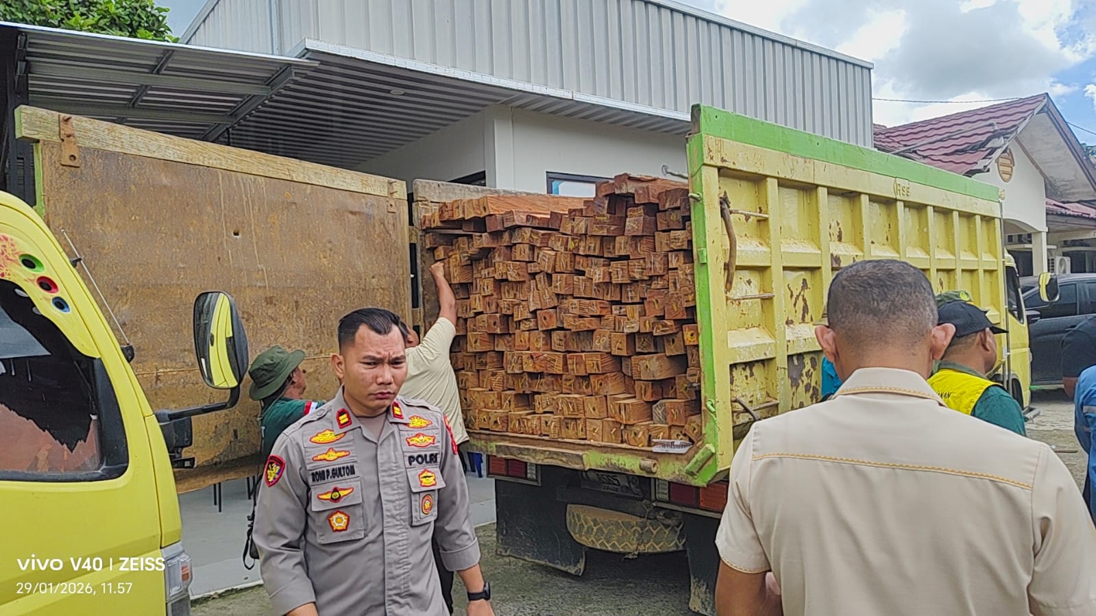 Keterangan foto: Ratusan batang kayu ulin tanpa dokumen resmi diamankan aparat kehutanan usai operasi tangkap tangan di Hutan Desa Besiq, Kutai Barat. Kayu tersebut diduga kuat merupakan hasil tindak pidana illegal logging. Kamis (29/1/2026) Penulis : Johansyah