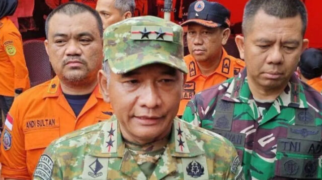 Tim SAR gabungan melakukan evakuasi korban pesawat ATR 42-500 yang jatuh di kawasan Gunung Bulusaraung, Kabupaten Maros, Sulawesi Selatan, menggunakan teknik rappelling di medan tebing terjal, Sabtu (17/1).