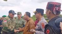 Menteri Pertahanan RI Letjen TNI (Purn) Dr. Sjafrie Sjamsoeddin, M.B.A., memberikan pengarahan kepada prajurit Yonif TP 827/MCY saat kunjungan kerja di Kabupaten Kutai Barat, Selasa (13/1/2026). Menteri Pertahanan RI Letjen TNI (Purn) Dr. Sjafrie Sjamsoeddin, M.B.A., memberikan pengarahan kepada prajurit Yonif TP 827/MCY saat kunjungan kerja di Kabupaten Kutai Barat, Selasa (13/1/2026).