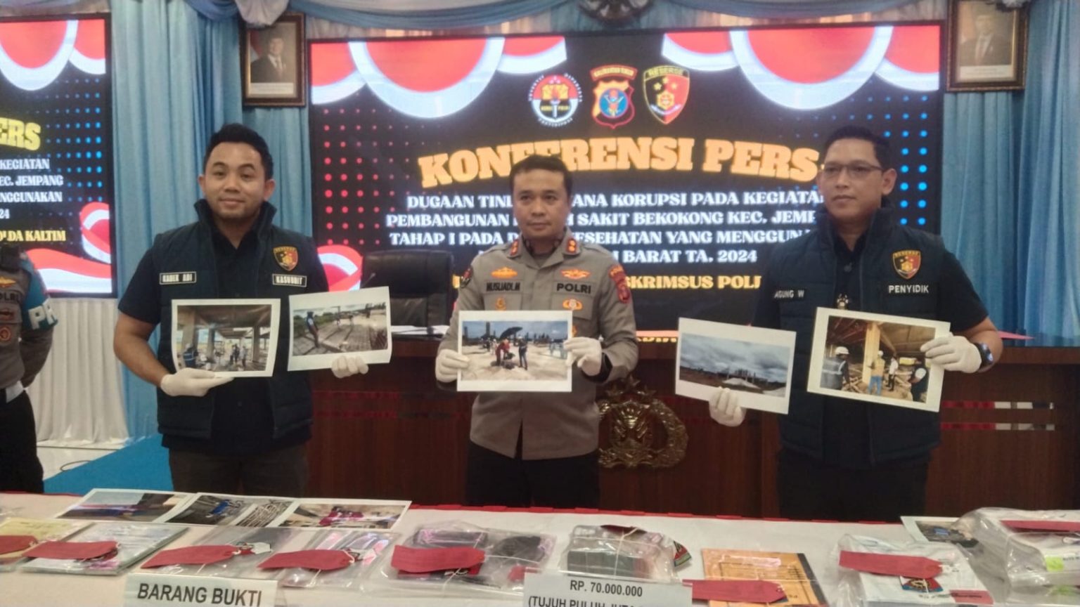 Keterangan foto: AKBP Kadek Adi Budi Astawa (tengah) didampingi pejabat Polda Kaltim menyampaikan keterangan pers terkait penetapan dua tersangka kasus dugaan korupsi pembangunan Rumah Sakit Bekokong, Kabupaten Kutai Barat, di Ruang Mahakam Polda Kaltim, Kamis (22/1/2026).