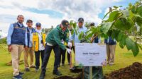 Menteri Pekerjaan Umum Dody Hanggodo menanam pohon Bungur di Plaza Bhinneka Tunggal Ika, Ibu Kota Nusantara (IKN), Selasa (13/01/2026), sebagai simbol komitmen pemerintah dalam mewujudkan pembangunan IKN yang berkelanjutan dan berwawasan lingkungan. Menteri Pekerjaan Umum Dody Hanggodo menanam pohon Bungur di Plaza Bhinneka Tunggal Ika, Ibu Kota Nusantara (IKN), Selasa (13/01/2026), sebagai simbol komitmen pemerintah dalam mewujudkan pembangunan IKN yang berkelanjutan dan berwawasan lingkungan.