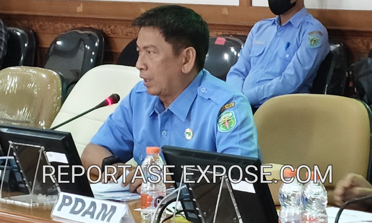 Direktur Perumdam PDAM Tirta Sendawar, Untung Surapati, menyampaikan penjelasan terkait usulan penyesuaian tarif air minum sebesar 9 persen dalam Rapat Dengar Pendapat Umum (RDPU) bersama DPRD Kutai Barat, Senin (26/1/2026).