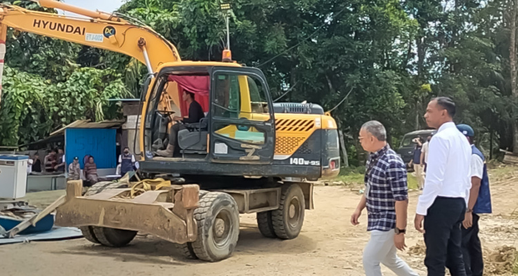 Petugas Otorita Ibu Kota Nusantara (IKN) bersama unsur TNI–Polri melakukan penertiban dan pembongkaran bangunan usaha ilegal berupa lapak jual beli besi tua dan warung lapo tuak di wilayah IKN, Kamis (15/01/2026), sebagai upaya menjaga ketenteraman, ketertiban umum, dan keamanan kawasan Ibu Kota Nusantara.